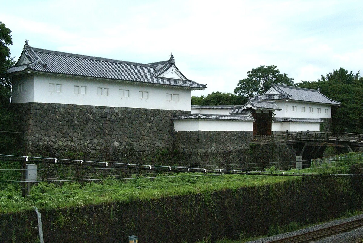 山形城の堀沿いに続く石垣と白い門・櫓