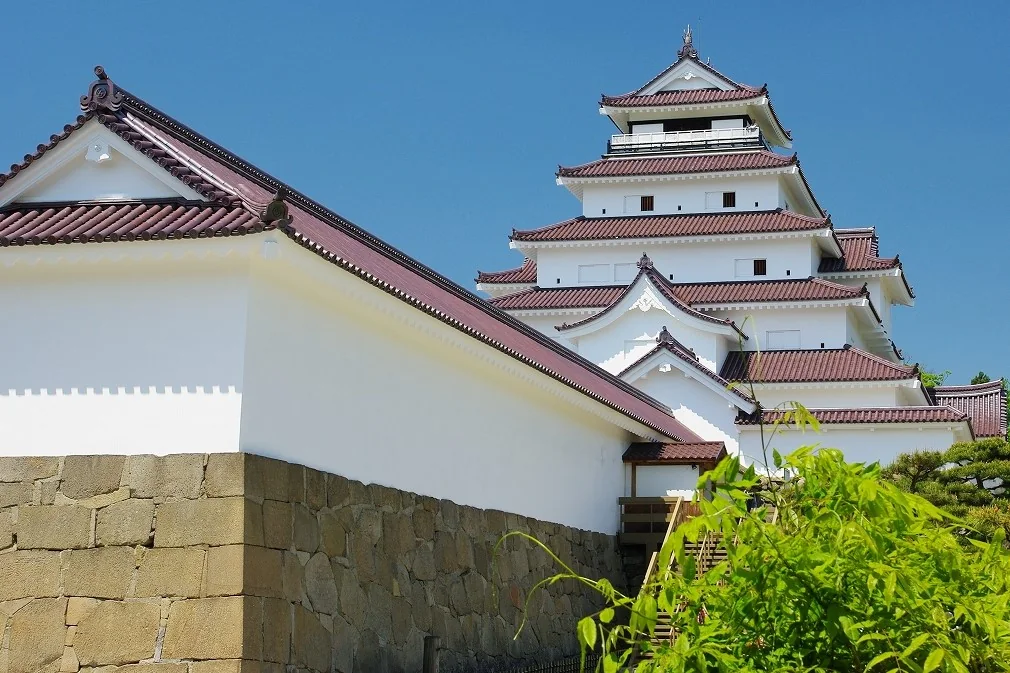 会津若松城の天守と白壁の建物