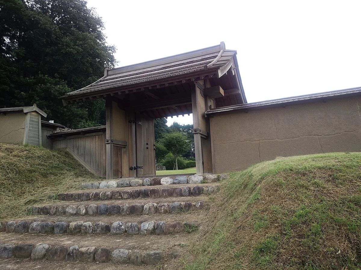 石段の上に復元された鉢形城の門