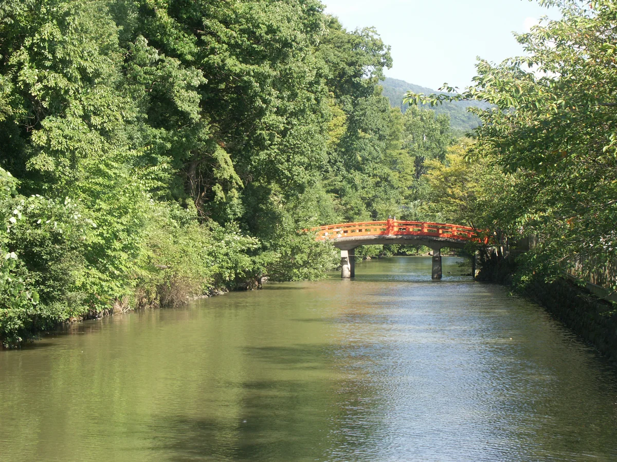 武田氏館跡の堀と赤い橋