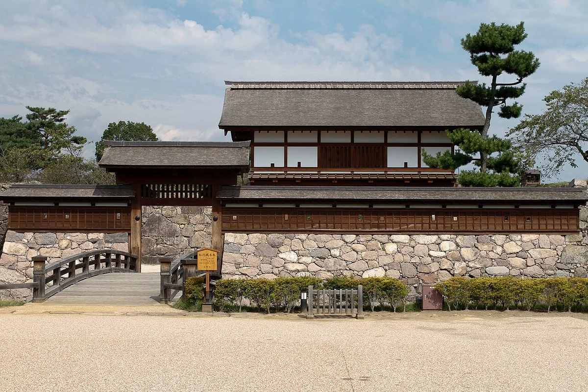 松代城の復元された門と橋