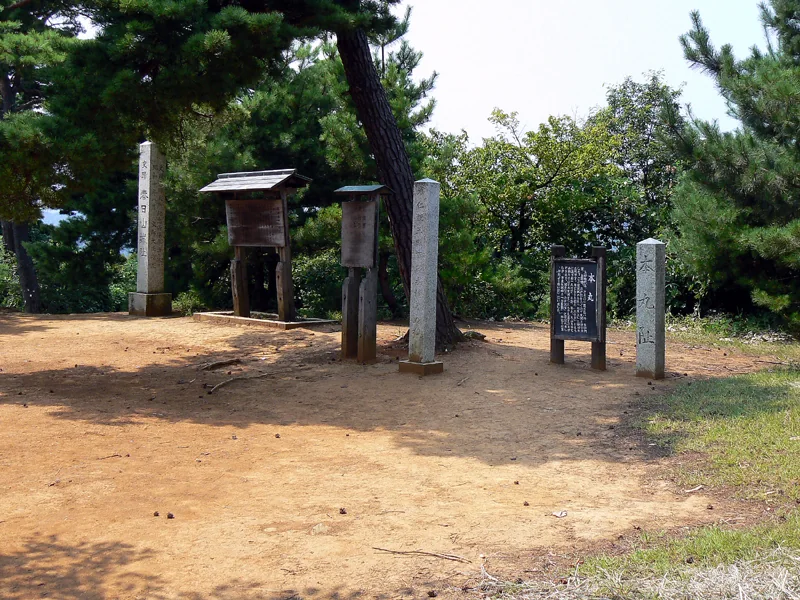 春日山城跡の山上の広場と石碑