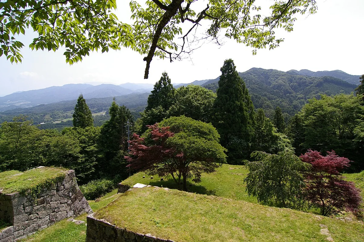 岩村城跡の石垣と山の緑