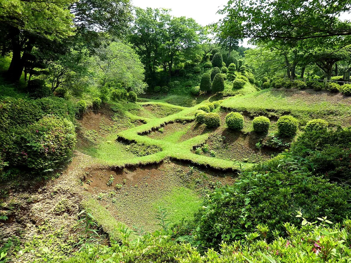 草に覆われた山中城の障子堀