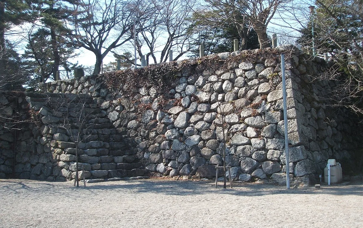 松坂城跡の高い石垣と石段