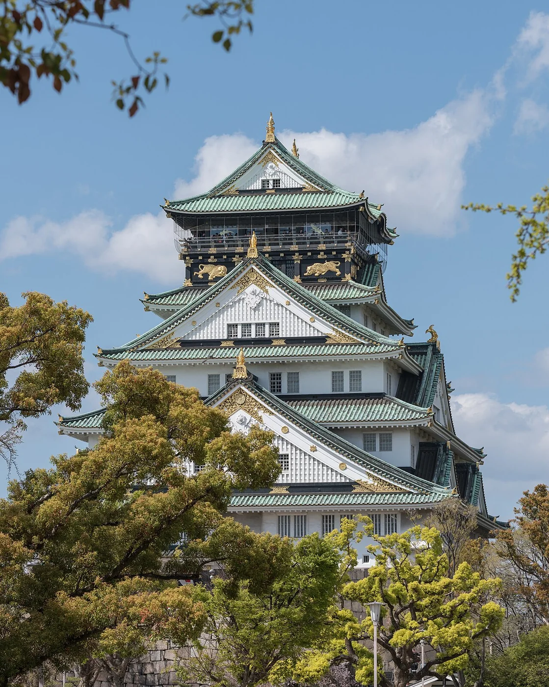 大阪城の再建天守を南側から見上げた姿