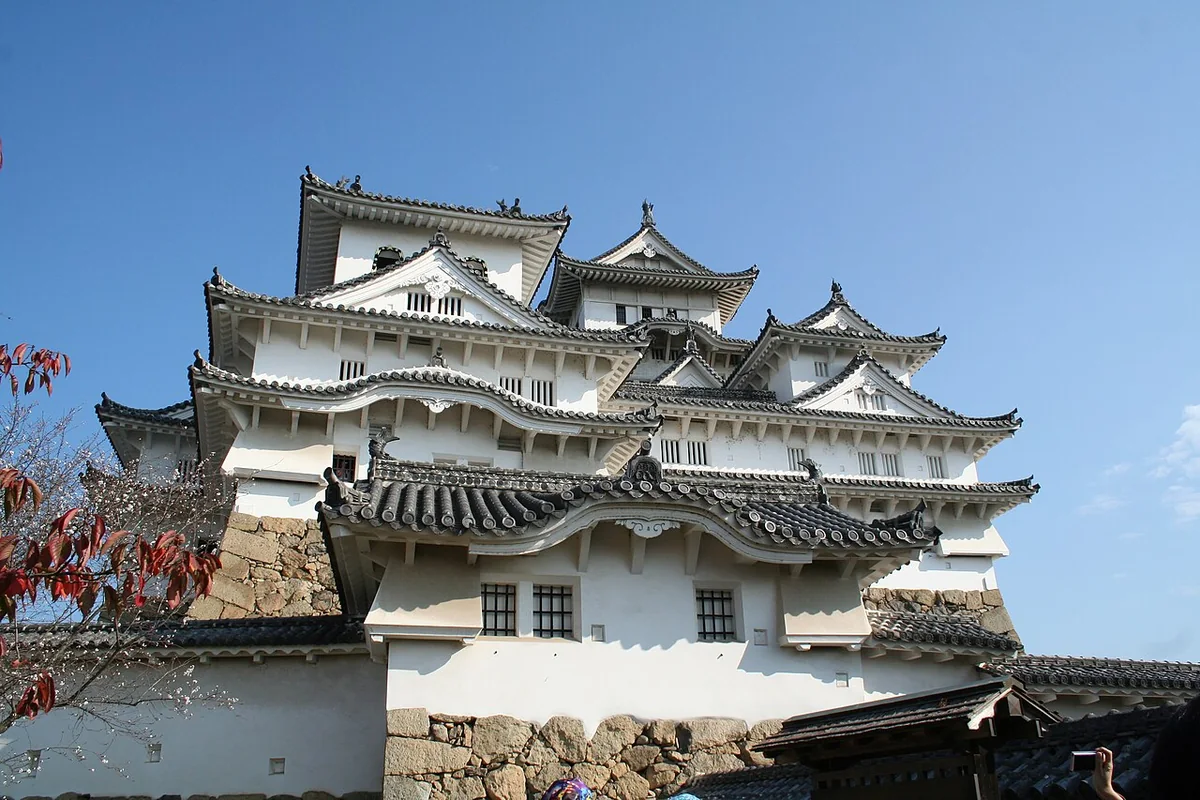 青空に映える姫路城の白い天守群