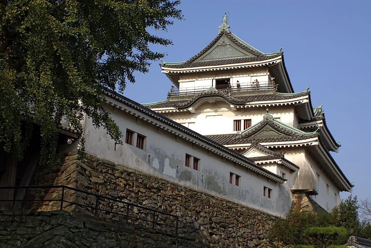 和歌山城の天守と白い塀