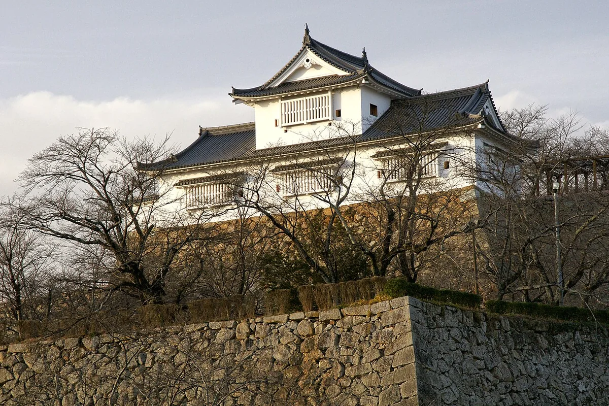 津山城の高石垣と復元された備中櫓