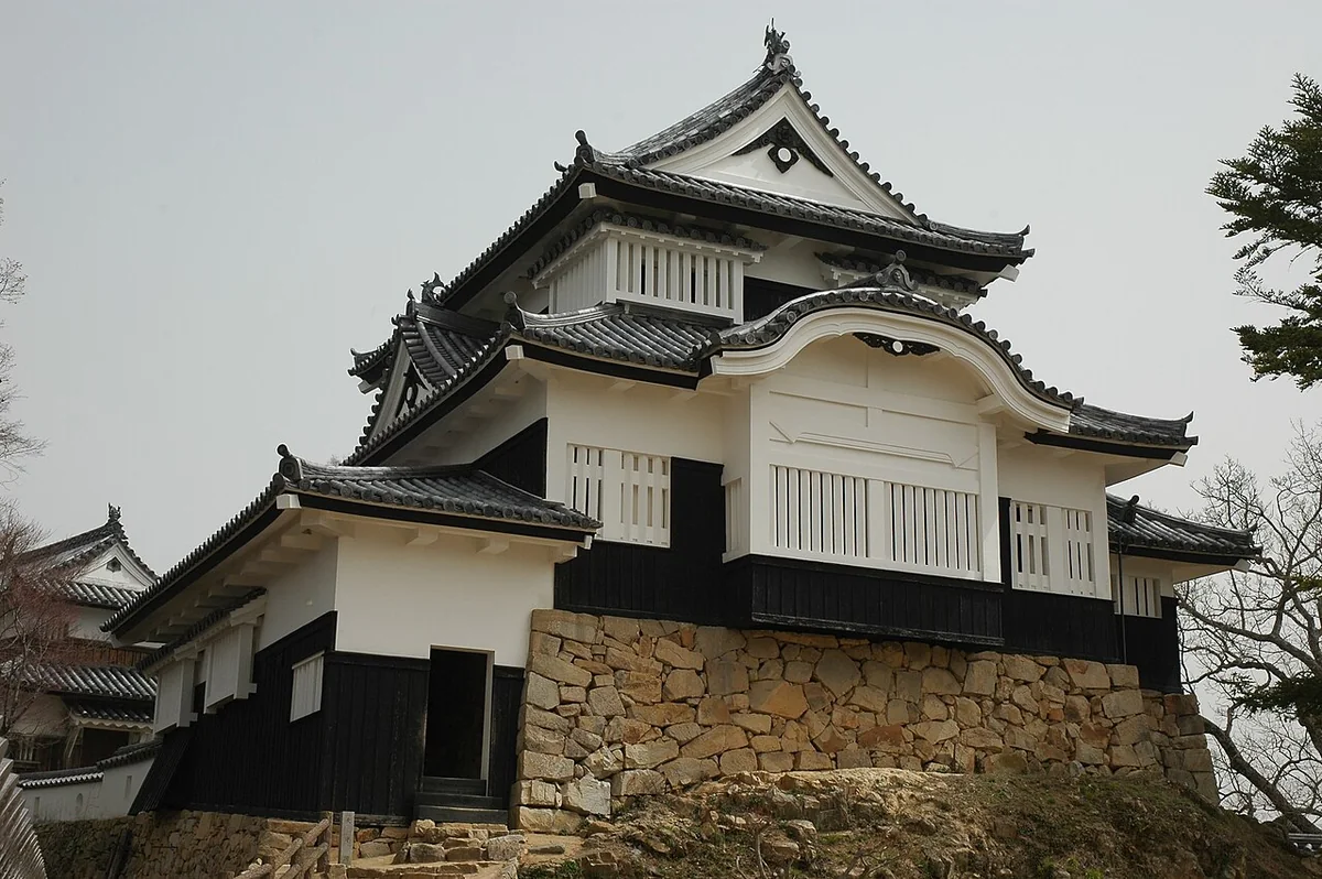 備中松山城の天守と白い塀