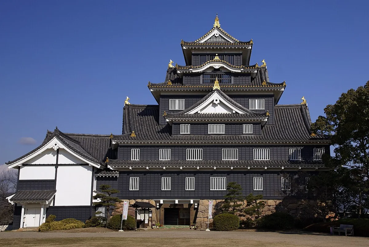 岡山城の黒い再建天守