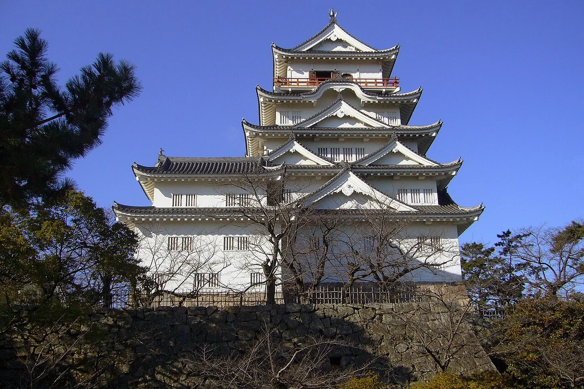 白壁が重なる福山城の天守