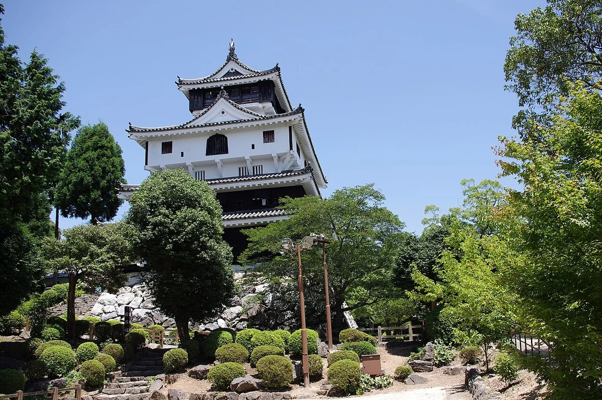 山の上に立つ岩国城の再建天守