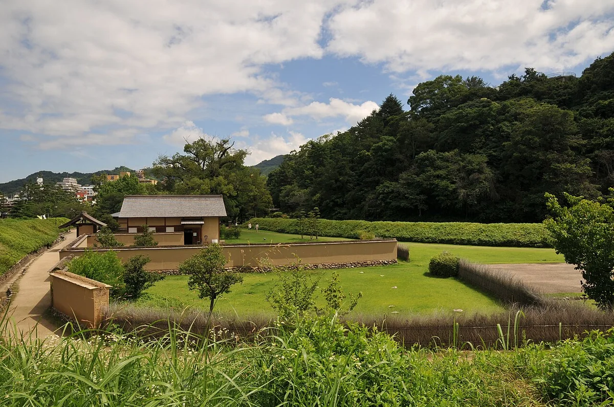 湯築城跡の草地と復元建物