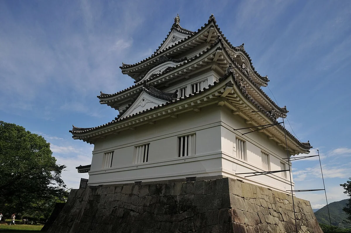 石垣の上の宇和島城天守