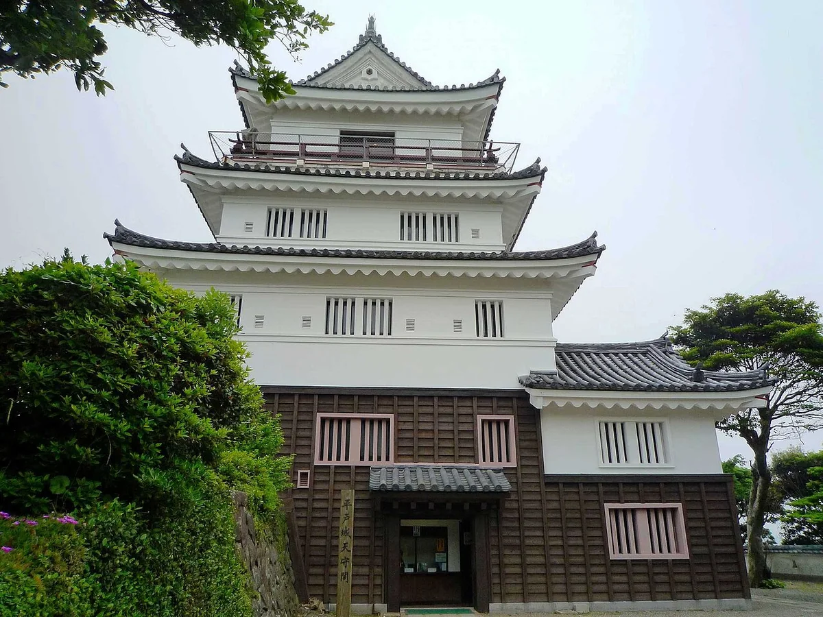 木々の間から見た平戸城の再建天守