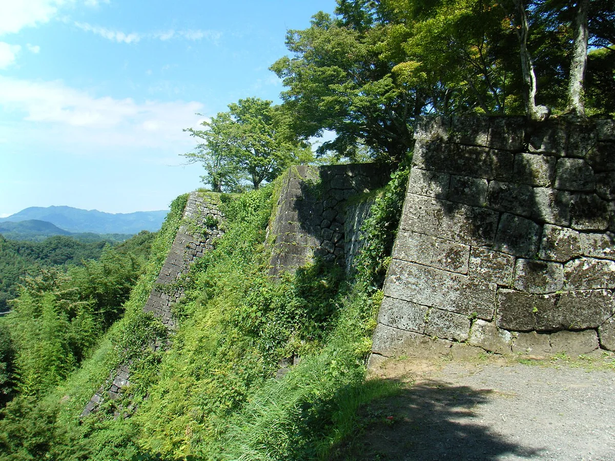 岡城跡の断崖に沿って続く高い石垣