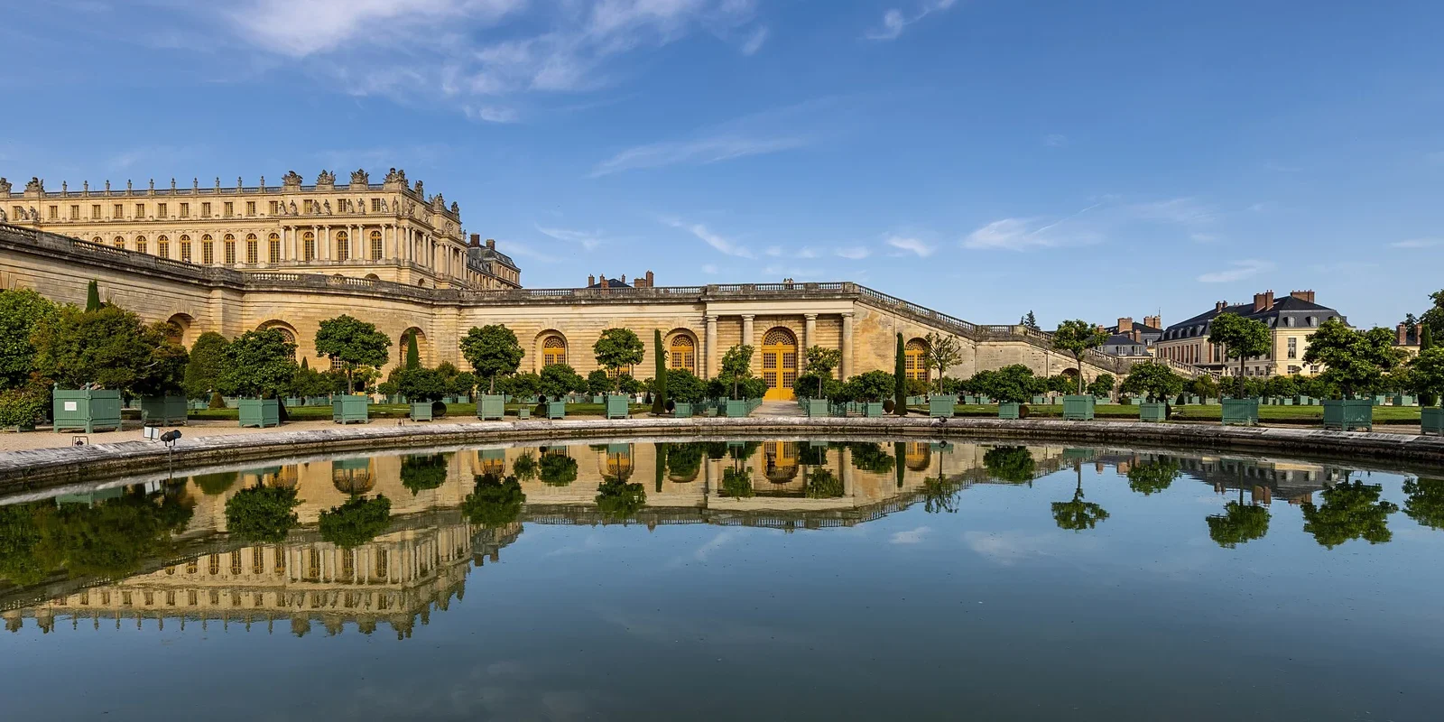水盤に映るヴェルサイユ宮殿とオランジュリー庭園